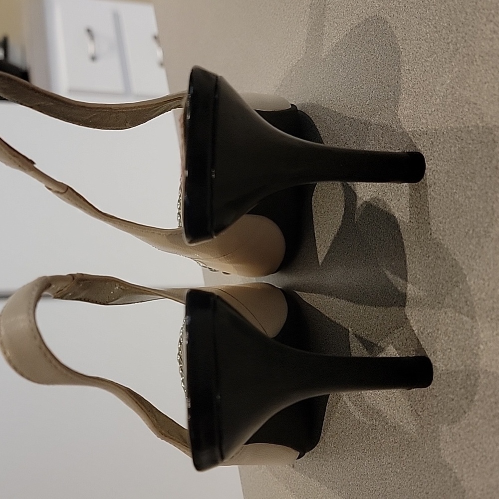 ANNE KLEIN CREME AND BLACK PATENT AKYAVARI HEELS W/ SILVER CHAIN ACCENT SIZE 9.5 - Picture 4 of 5